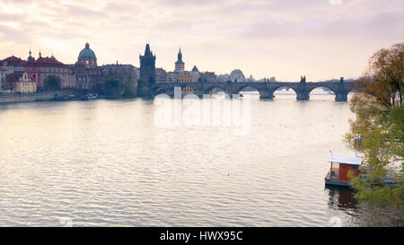 Matin vue sur le Pont Charles sur la Vltava à Prague, République tchèque. Banque D'Images