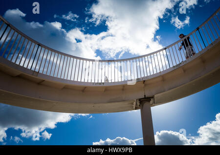 Personne qui marche un chien sur spiral bridge Banque D'Images