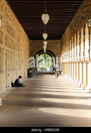 Modèle d'arches avec lumières par piliers Banque D'Images