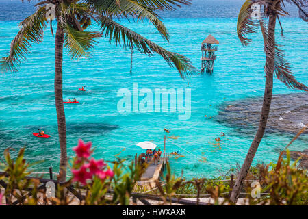 Zip line, kayaks et snorkling dans parc Grafon sur Isla Mujeres, Mexique Banque D'Images