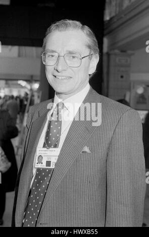 Rt. L'honorable Norman Fowler, Secrétaire d'Etat à l'emploi conservateur et député de Sutton Coldfield, assiste à la conférence du parti à Blackpool, Angleterre le 10 octobre 1989. Banque D'Images