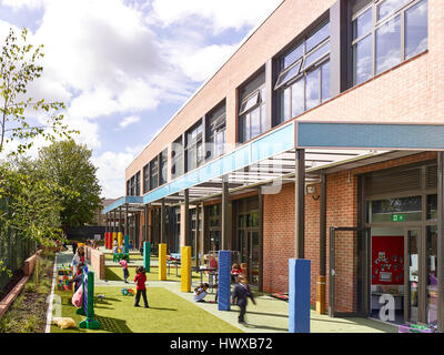 Aire de jeu en cours d'utilisation. La haute technologie primaire Collège de Wembley, North Wembley, Royaume-Uni. Architecte : Curl la Tourelle des architectes, 2016. Banque D'Images