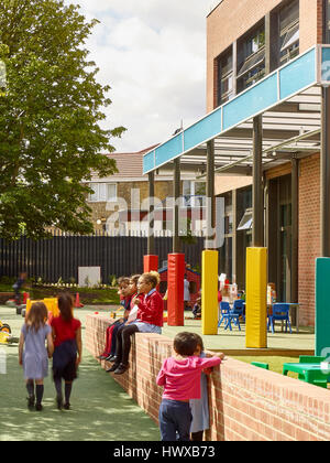 Aire de jeu en cours d'utilisation. La haute technologie primaire Collège de Wembley, North Wembley, Royaume-Uni. Architecte : Curl la Tourelle des architectes, 2016. Banque D'Images