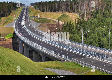 Saint Petersburg, Russie - Août 7, 2015 : l'autoroute traverse la forêt, pont sur chevalets en acier est pris en charge par l'aide de béton armé. Banque D'Images