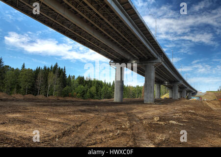 Saint Petersburg, Russie - Août 7, 2015 : Pont du viaduc sur l'autoroute dans la forêt russe. Banque D'Images