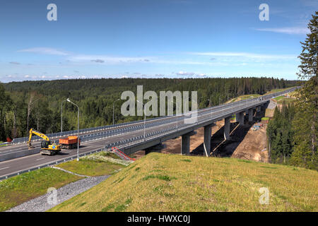 Le village, dans la région de Leningrad, Saint Petersburg, Russie - 7 août 2015 : une nouvelle route moderne, pont en acier sur les piliers de béton de la route à haute vitesse en t Banque D'Images