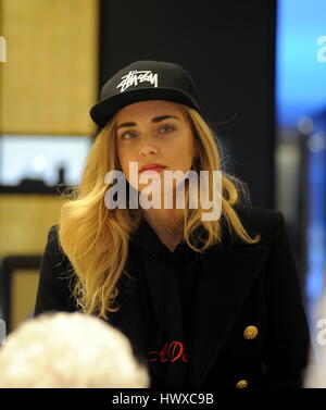 Fashion blogger, Chiara Ferragni shopping à Milan à 'MIU MIU' et 'channel' Avec : Chiara Ferragni Où : Milan, Italie Quand : 20 Feb 2017 Credit : IPA/WENN.com **Uniquement disponible pour publication au Royaume-Uni, USA, Allemagne, Autriche, Suisse** Banque D'Images