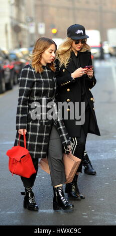 Fashion blogger, Chiara Ferragni shopping à Milan à 'MIU MIU' et 'channel' Avec : Chiara Ferragni Où : Milan, Italie Quand : 20 Feb 2017 Credit : IPA/WENN.com **Uniquement disponible pour publication au Royaume-Uni, USA, Allemagne, Autriche, Suisse** Banque D'Images