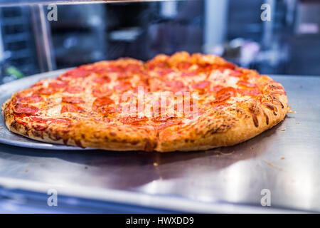 Pizza au pepperoni, closeup macro Banque D'Images