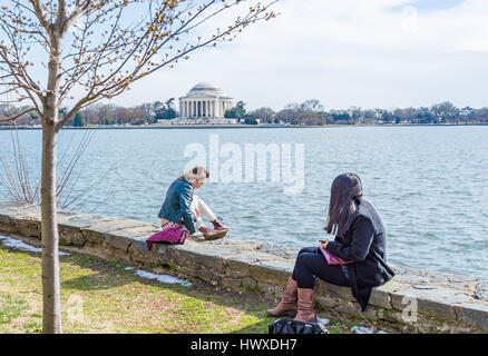 Washington DC, USA - Le 17 mars 2017 : les jeunes filles à la recherche de plus de Tidal Basin et Thomas Jefferson Memorial in park Banque D'Images
