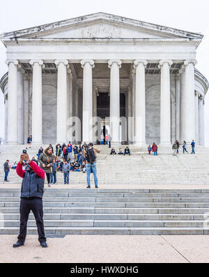 Washington DC, USA - Le 17 mars 2017 : Les personnes qui prennent vos autoportraits en face de Thomas Jefferson Memorial escaliers Banque D'Images