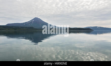 Stratovolcan Ilyinsky Kurile près de lac. Banque D'Images