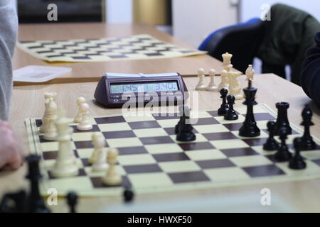 Friendly jeux à un club d'échecs local. Banque D'Images