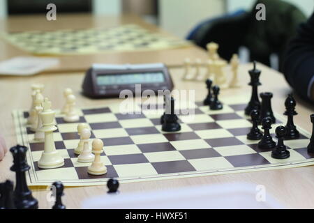 Friendly jeux à un club d'échecs local. Banque D'Images