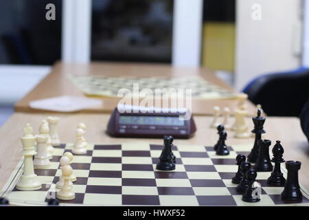 Friendly jeux à un club d'échecs local. Banque D'Images