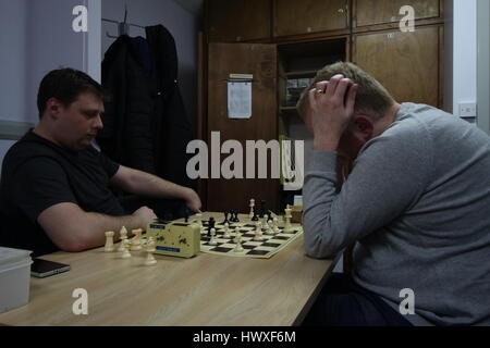 Friendly jeux à un club d'échecs local. Banque D'Images