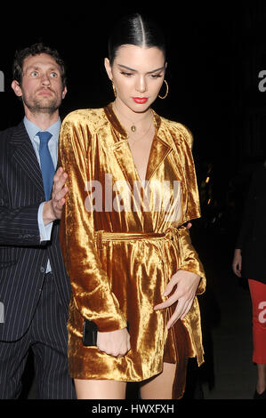 Kendall Jenner bénéficie d''un dîner tardif à Busaba restaurant. Elle portait une superbe robe d'or pour l'excursion comprend : Kendall Jenner Où : London, Royaume-Uni Quand : 20 Oct 2017 Banque D'Images