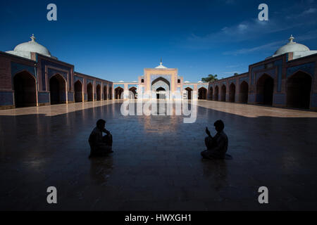 Garçon prend une photo de son ami tandis que sur visite à la mosquée de Shah Jahan, Thatta sind. Mosquée a été don aux gens de Thatta par Shah pour son hospitalité Banque D'Images