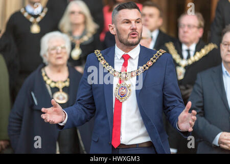 Une veillée est tenue à Albert Square , le centre-ville de Manchester. Le maire de Manchester Le Conseiller Carl Austin-Behan Banque D'Images