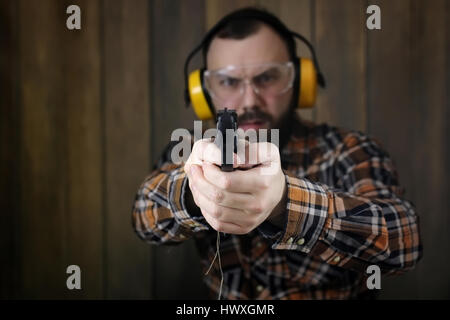 Homme à mettre sur des lunettes et la formation de l'oreille en pistolet sh Banque D'Images