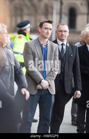 Une veillée est tenue à Albert Square , Manchester City Centre aujourd'hui pour montrer leur solidarité avec Londres après une attaque terroriste. Libdem politicien John Leech Banque D'Images