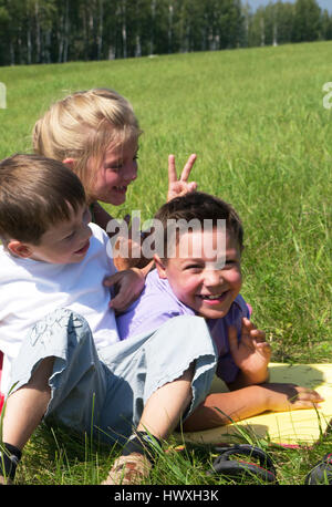 Trois enfants jouant à Meadow Banque D'Images