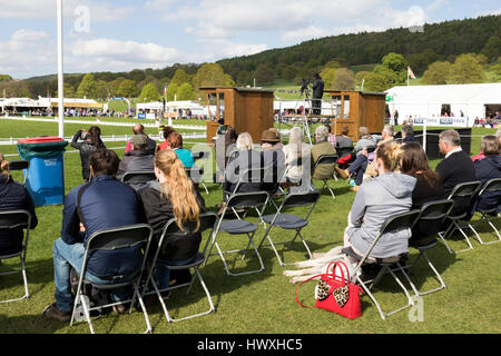 Les gens étaient assis sur des chaises pliables Chatsworth Country Fair Derbyshire England Banque D'Images