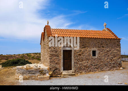 Petite église avec carreaux orange debout dans un paysage désert sur l'île de Crète, Grèce Banque D'Images