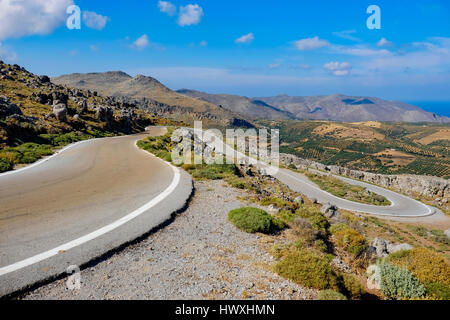 Route de montagne avec lacets dans le paysage montagneux de l'île de Crète, Grèce Banque D'Images