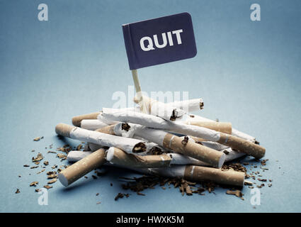 Fumer ou arrêter de fumer des cigarettes concept pile endommagée avec signe Banque D'Images
