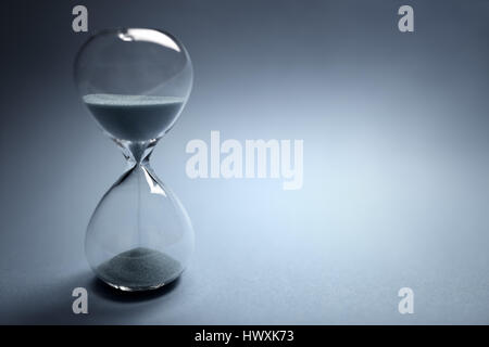 Le temps qui passe avec Hourglass copy space Banque D'Images