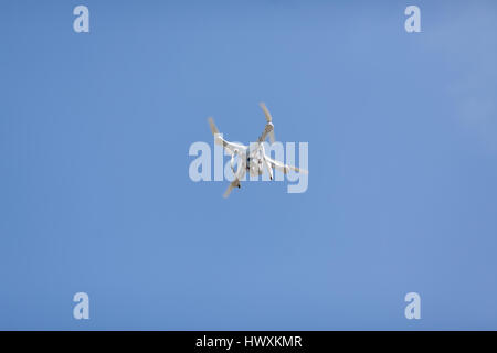 Vol stationnaire Drone caméra avec lentille recoard sur fond de ciel bleu de la photographie aérienne par drone est très populaire au présent. Banque D'Images