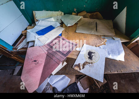 Les documents anciens en caserne des capacités de Skrunda-1 Ghost Town, ancien site de la station radar soviétique Dniepr près de la ville de Skrunda en Lettonie Banque D'Images