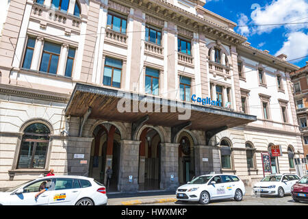 CAGLIARI, ITALIE - 29 avril 2016 : Façade vue sur le bâtiment de la gare de Cagliari (Stazione di Cagliari) gare principale de la ville italienne Banque D'Images