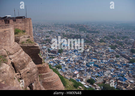 Les paysages colorés aux murs de la Fort Meharangarh. La ville de Jodhpur au Rajasthan, aussi appelée la ville bleue pour la couleur des maisons. Banque D'Images