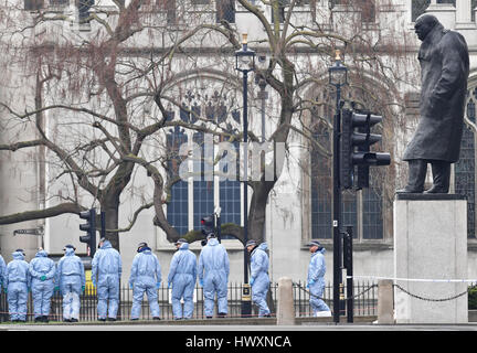 Les agents de police se préparent à mener une recherche sur des doigts près de la place du Parlement pour les Chambres du Parlement à Londres, après que sept personnes ont été arrêtées dans des raids à Londres, Birmingham et d'ailleurs liée à l'attaque terroriste de Westminster. Banque D'Images