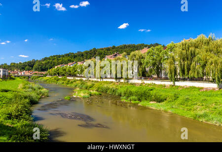 Rivière Tarnava Mare à Sighisoara, Roumanie Banque D'Images