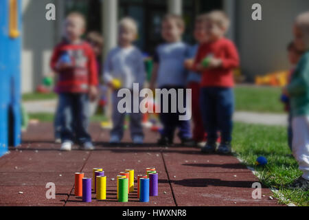 Enfants jouant avec des, do-it-yourself de jouets éducatifs, tube, bowling. Concept d'apprentissage par l'expérience, le poids brut et la motricité fine, de l'éducation Banque D'Images