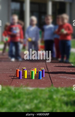 Enfants jouant avec des, do-it-yourself de jouets éducatifs, tube, bowling. Concept d'apprentissage par l'expérience, le poids brut et la motricité fine, de l'éducation Banque D'Images