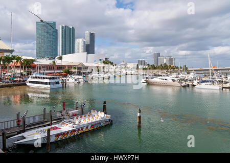 Miami, USA - 25 novembre 2011 : Bayside Market Place et le port de plaisance de divertissement sur un beau jour d'automne chaud avec de l'American Airlines Arena dans la zone Banque D'Images