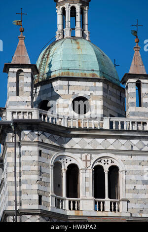Le clocher de la cathédrale de San Lorenzo dans le centre historique de Gênes, Italie. Banque D'Images