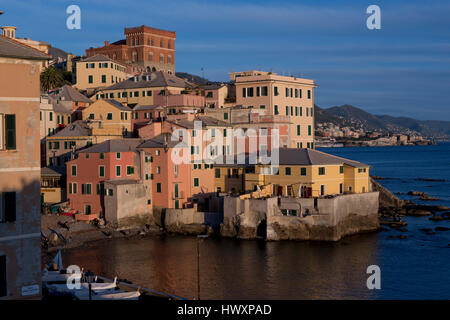 Boccadasse, village de pêcheurs dans le centre de Gênes, Ligurie, Italie. Avec ses maisons colorées est un village typique de la côte ligure Banque D'Images