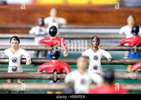 Un vieux fussball, baby foot ou baby-foot jeu qui a peint shite et joueurs noirs en rouge et blanc bandes football Banque D'Images