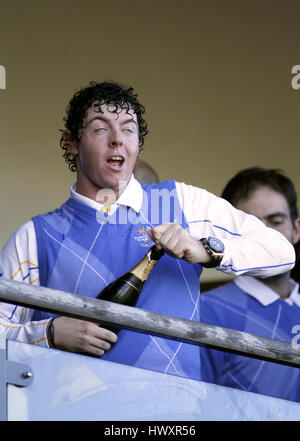 RORY MCILROY NE PEUT PAS OUVRIR LE CHAMPAGNE EUROPE EUROPE Celtic Manor Resort VILLE DE NEWPORT AU PAYS DE GALLES 04 Octobre 2010 Banque D'Images