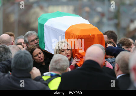 Son groupe est Michelle O'Neill (avant), Mary Lou McDonald (milieu) et Gerry Adams (retour), transporter le cercueil au cours de la procession funéraire de l'Irlande du Nord l'ancien vice-premier ministre et ex-commandant de l'IRA Martin McGuinness, l'avance ses funérailles à l'église de saint Colomba Tour Long, à Londonderry. Banque D'Images