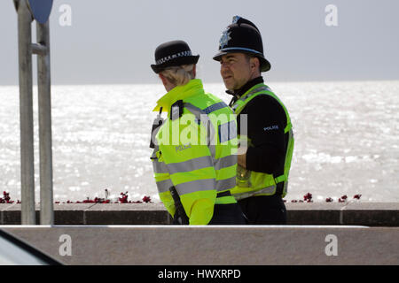 Deux agents de police patrouillant sur le bord de mer de Felixstowe Banque D'Images