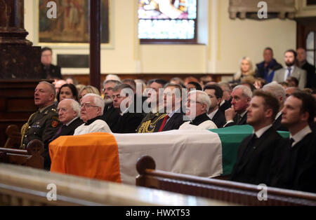 Les funérailles de l'Irlande du Nord l'ancien vice-premier ministre et ex-commandant de l'IRA Martin McGuinness a lieu à l'église de saint Colomba Tour Long, à Londonderry. Banque D'Images