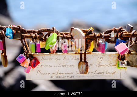 Lovelocks ou love locks attachées à l'ancienne chaîne forgé par l'amour des couples d'exprimer leur amour et leur engagement à l'autre Banque D'Images