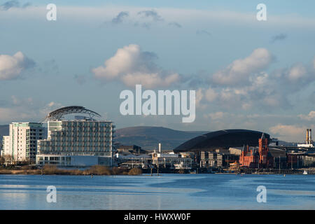 Une vue générale sur la baie de Cardiff, Pays de Galles, Royaume-Uni, montrant St David's Hotel, le Wales Millennium Centre, et l'immeuble. Pierhead Banque D'Images