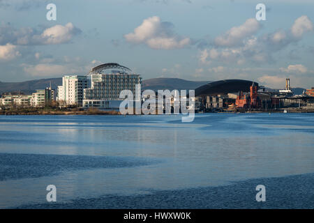 Une vue générale sur la baie de Cardiff, Pays de Galles, Royaume-Uni, montrant St David's Hotel, le Wales Millennium Centre, et l'immeuble. Pierhead Banque D'Images